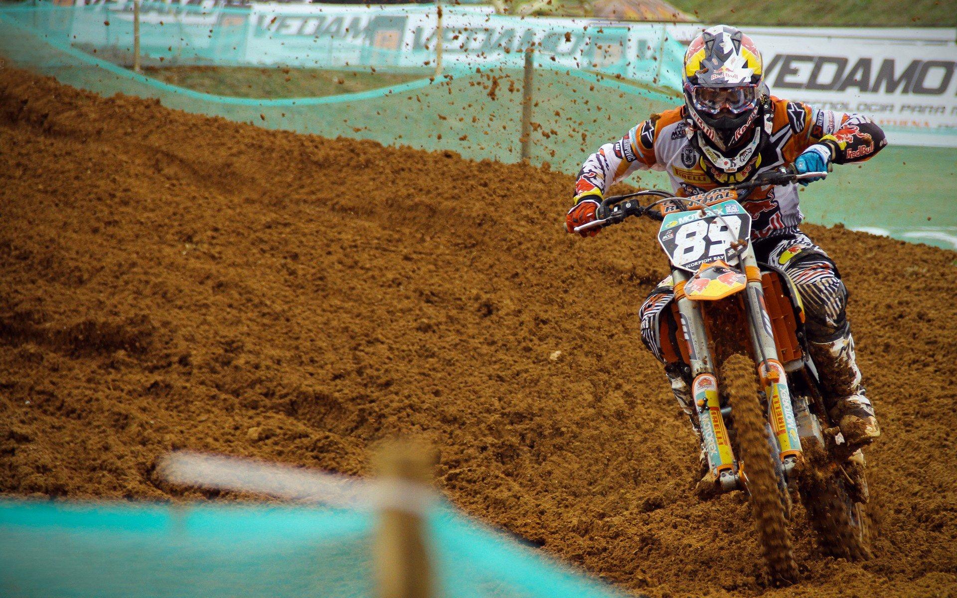 纳达尔强势回归红土赛场，法网前奏展现王者风范